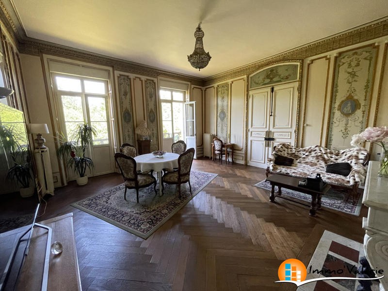 Maison - 854 m² - 19 pièces