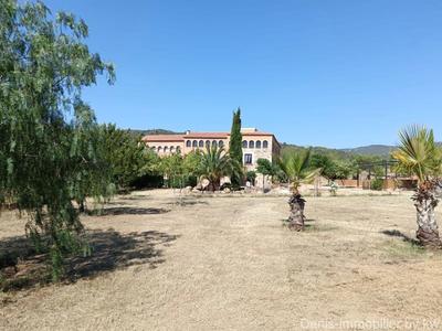 Propriété - 1 050 m² - 15 pièces