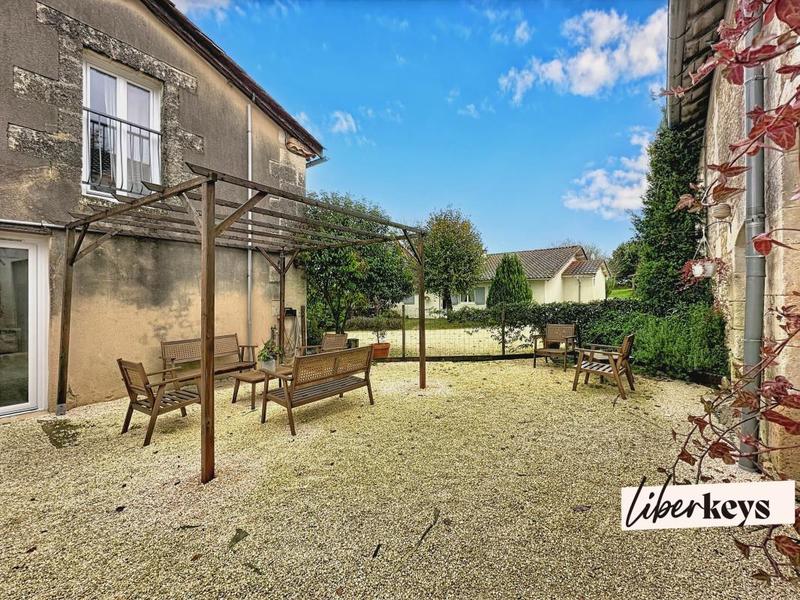 Propriété - 212 m² - 9 pièces