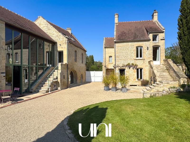 Maison - 305 m² - 11 pièces