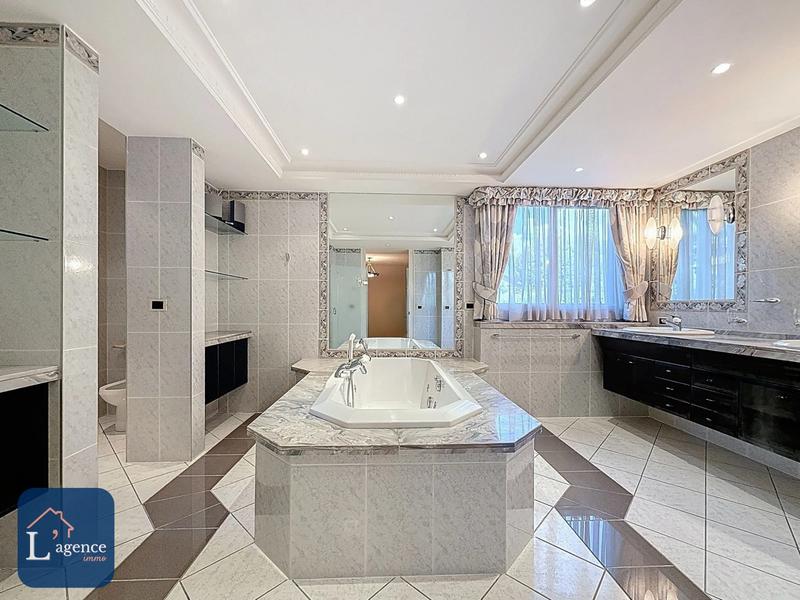 Appartement - 349 m² - 6 pièces