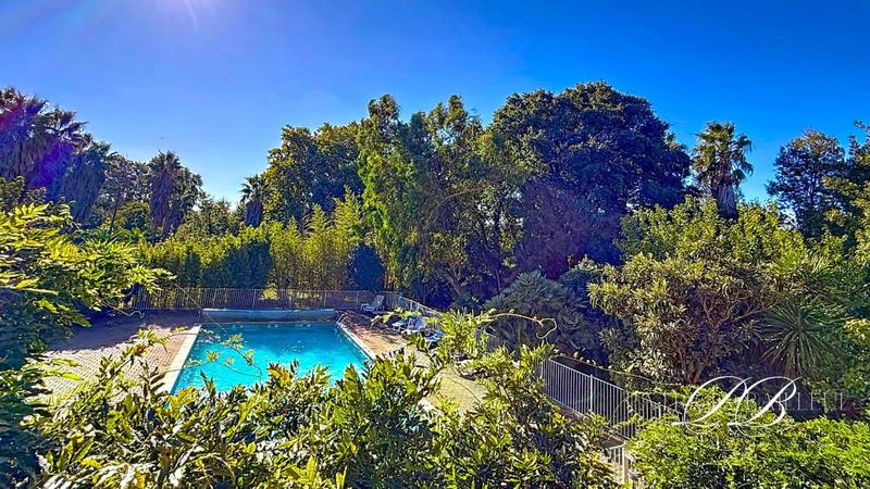 Maison - 600 m² - 25 pièces