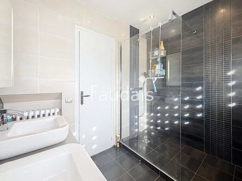 Maison - 275 m² - 9 pièces