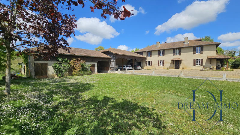 Maison - 280 m² - 11 pièces