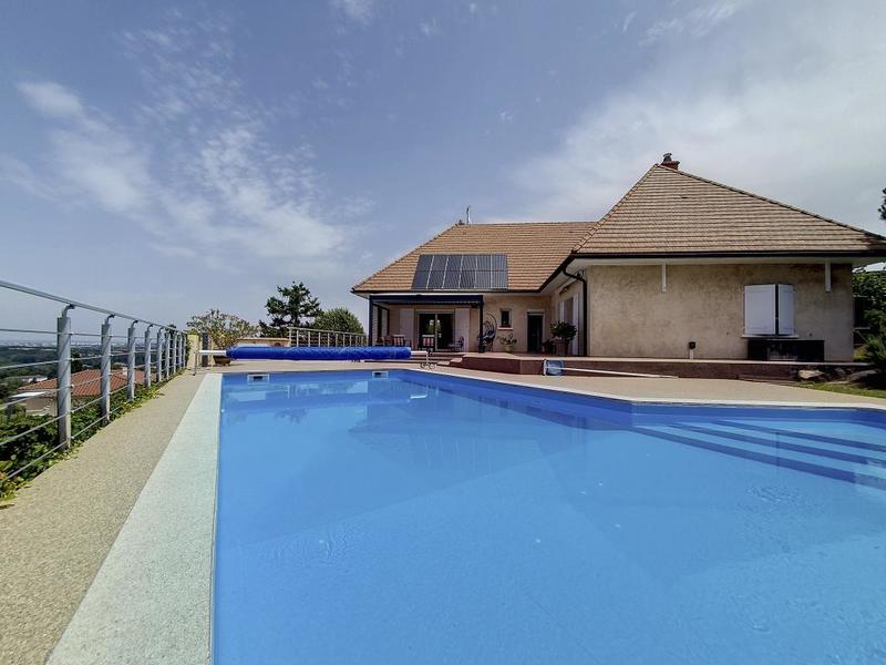 Maison - 260 m² - 8 pièces