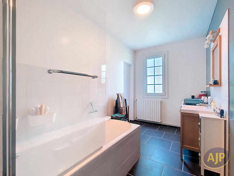 Maison - 214 m² - 9 pièces