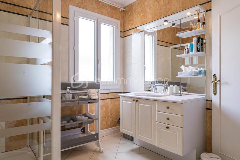 Maison traditionnelle - 176 m² - 7 pièces