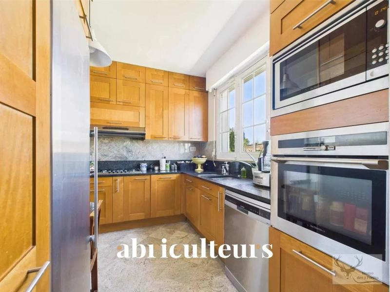 Appartement - 200 m² - 11 pièces