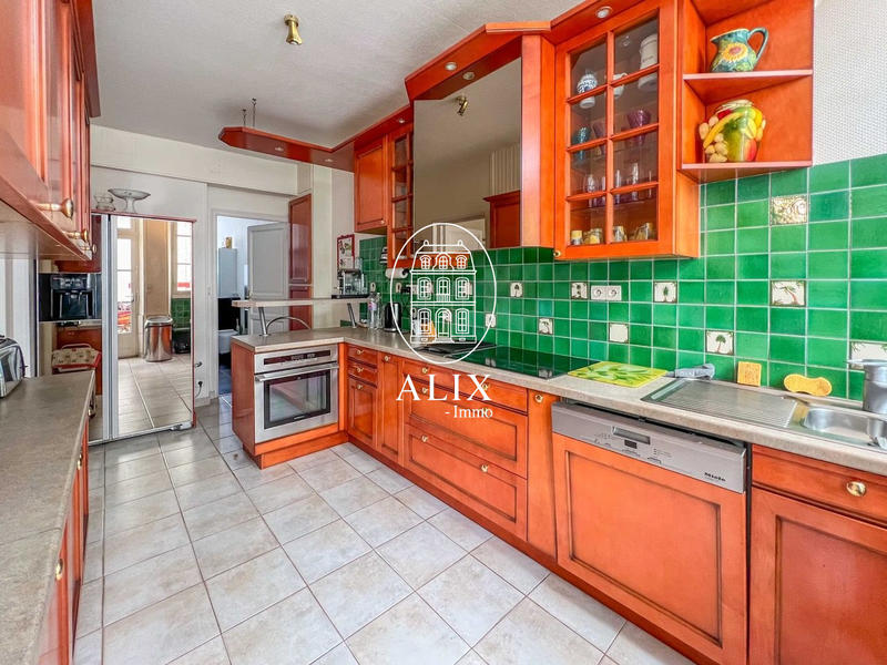 Maison - 252 m² - 10 pièces