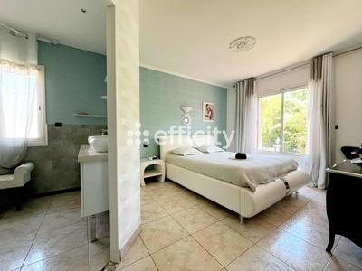 Maison - 220 m² - 7 pièces