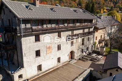 Local commercial - 1 074 m² - 30 pièces