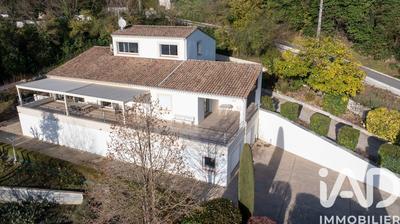 Maison - 235 m² - 8 pièces