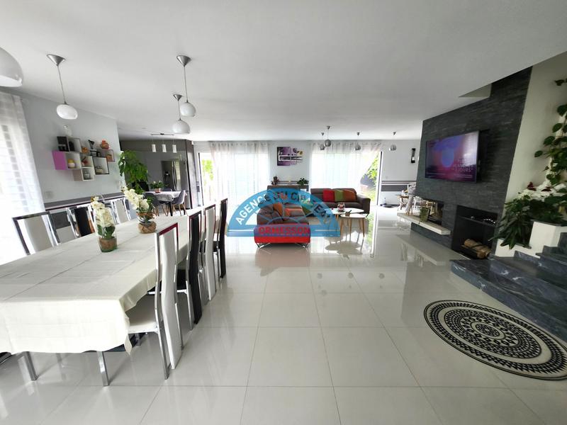 Maison - 240 m² - 9 pièces