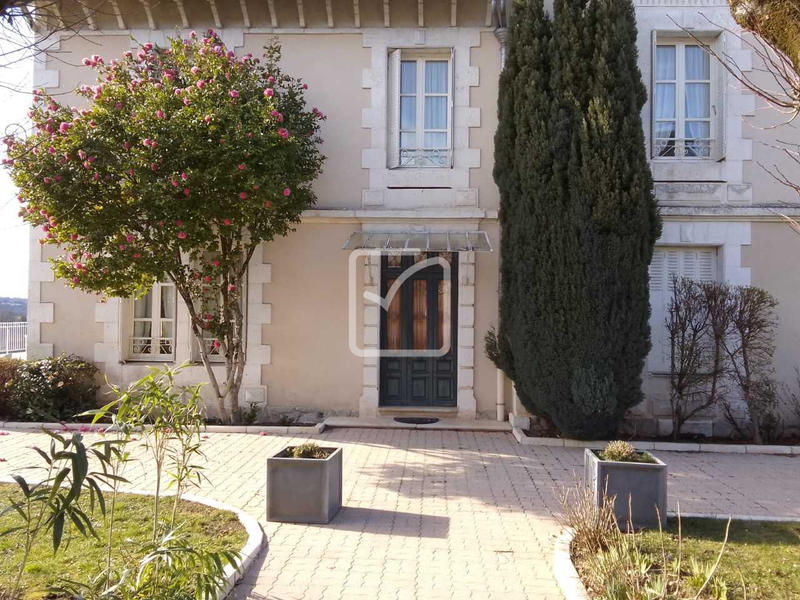 Maison - 250 m² - 8 pièces