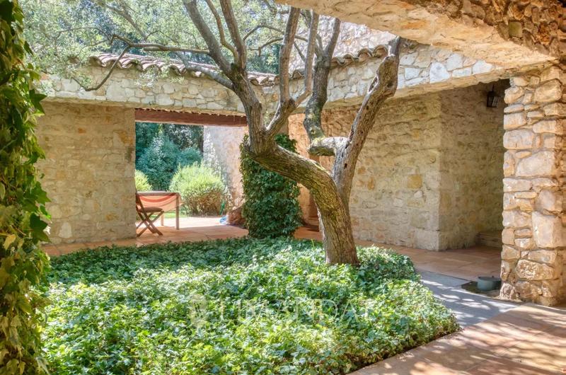 Villa - 460 m² - 9 pièces