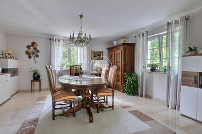 Maison - 232 m² - 7 pièces