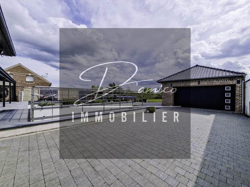 Maison - 214 m² - 10 pièces