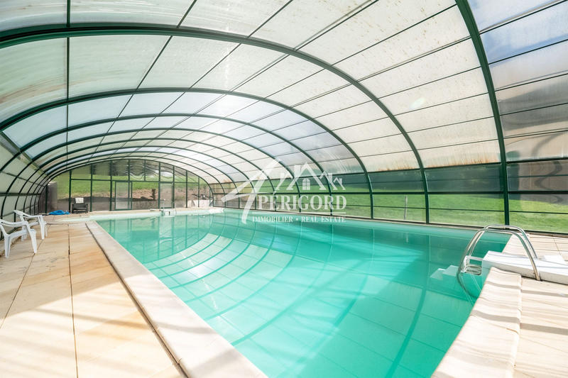 Maison - 984 m² - 30 pièces