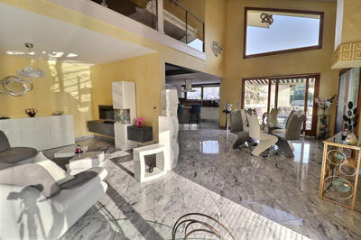 Maison - 202 m² - 9 pièces