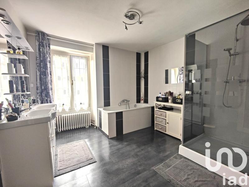 Maison - 233 m² - 7 pièces