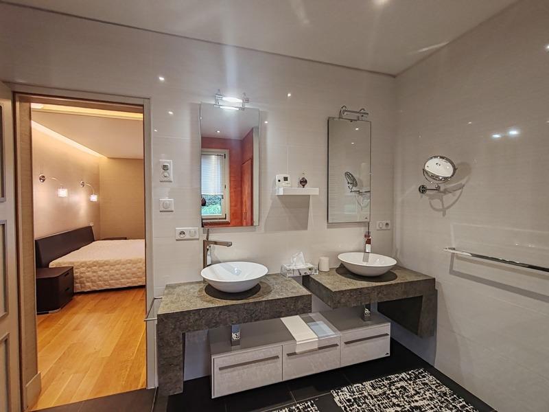 Demeure - 334 m² - 12 pièces