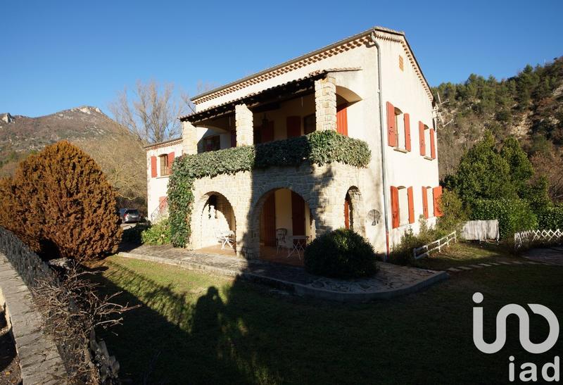 Maison - 235 m² - 10 pièces