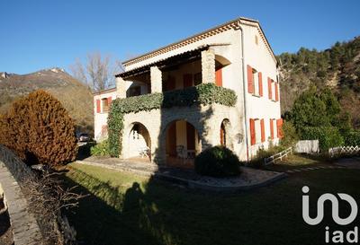 Maison - 235 m² - 10 pièces