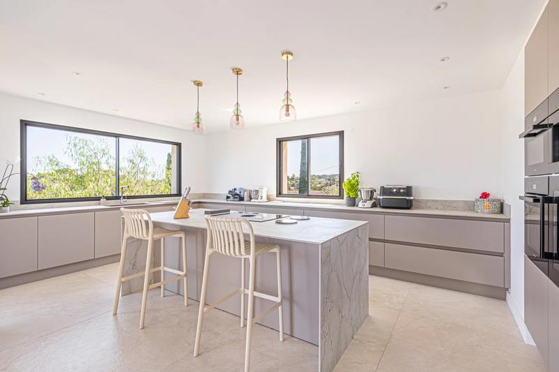 Maison - 375 m² - 10 pièces