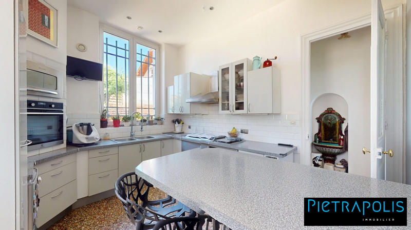 Maison - 251 m² - 9 pièces