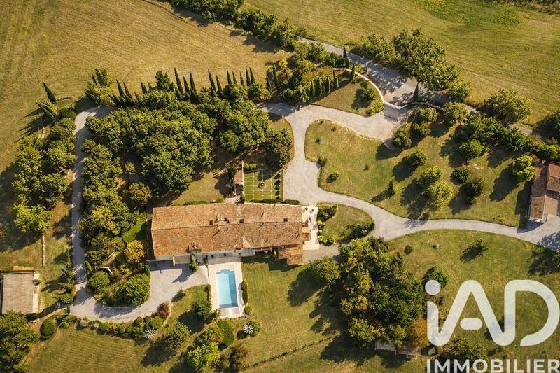 Maison - 660 m² - 16 pièces