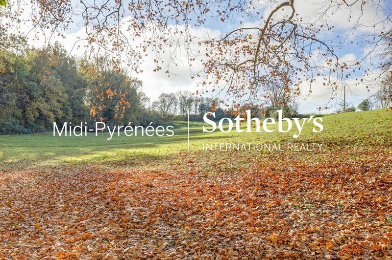 Maison - 458 m² - 12 pièces