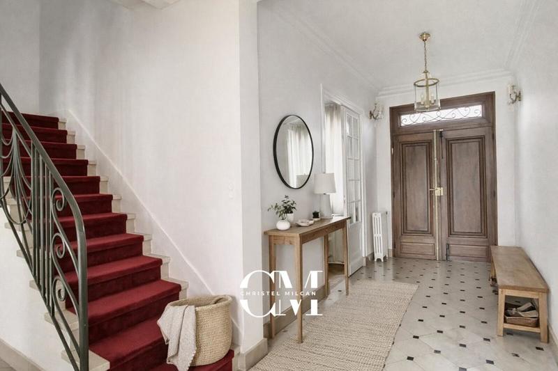 Maison - 240 m² - 8 pièces