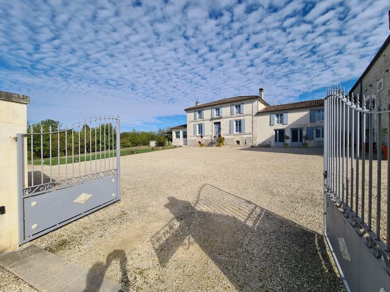 Propriété - 460 m² - 14 pièces