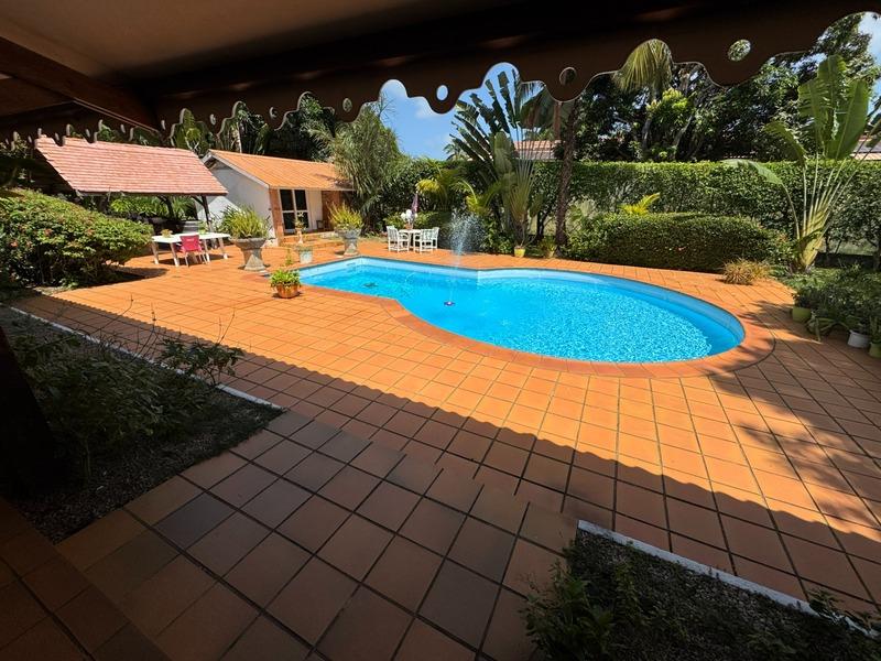 Maison - 233 m² - 6 pièces