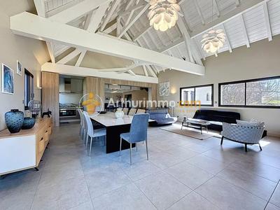 Maison - 370 m² - 5 pièces