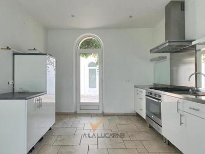 Propriété - 256 m² - 6 pièces