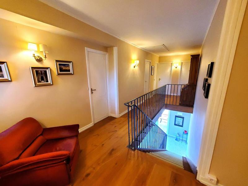 Maison - 285 m² - 8 pièces