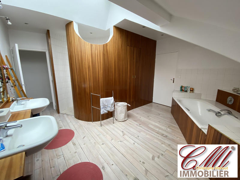 Maison - 370 m² - 9 pièces