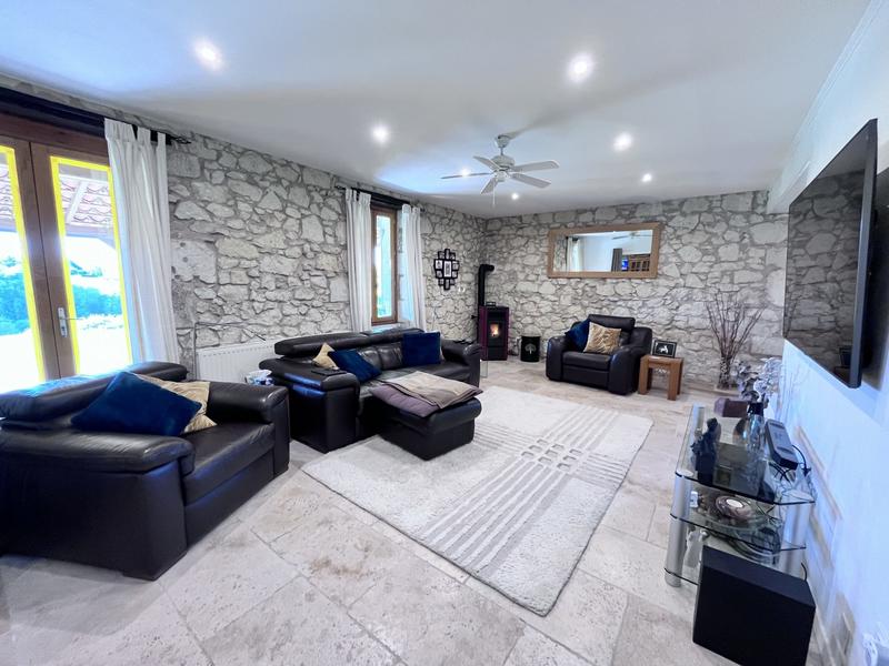 Maison traditionnelle - 230 m² - 9 pièces