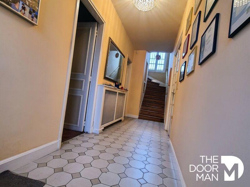 Propriété - 242 m² - 9 pièces