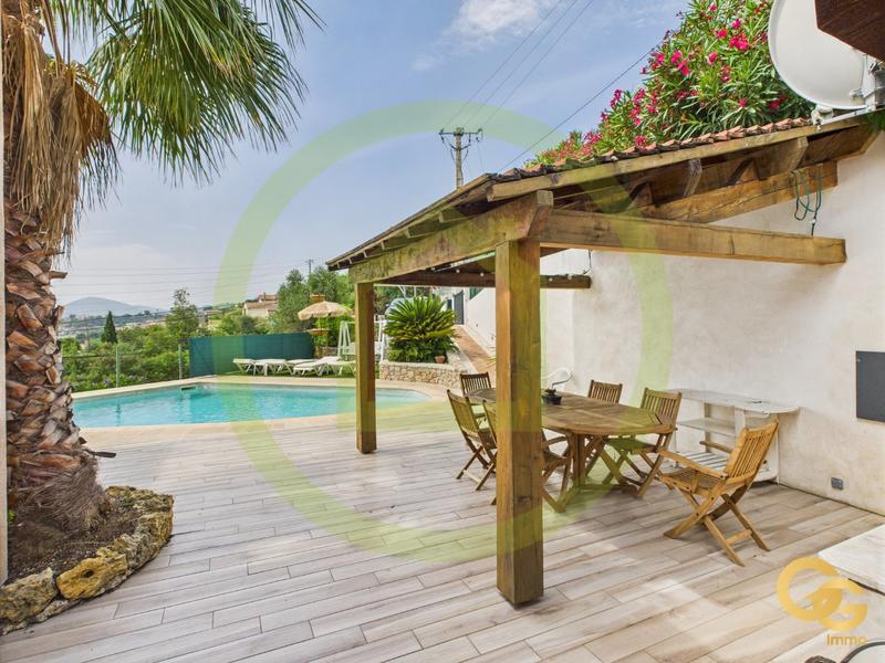 Maison - 233 m² - 7 pièces