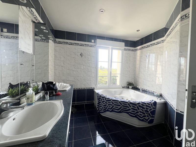 Maison - 230 m² - 9 pièces