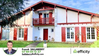 Maison - 215 m² - 9 pièces