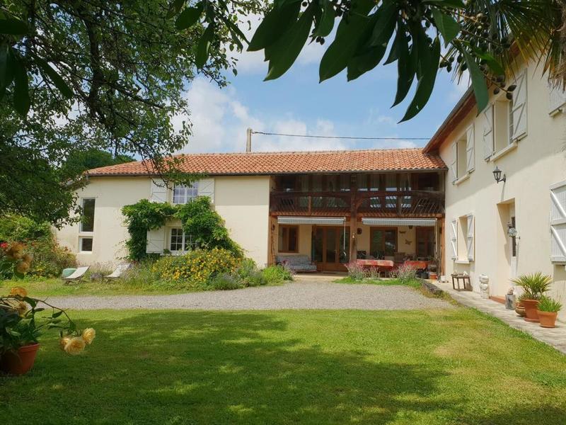 Propriété - 266 m² - 9 pièces