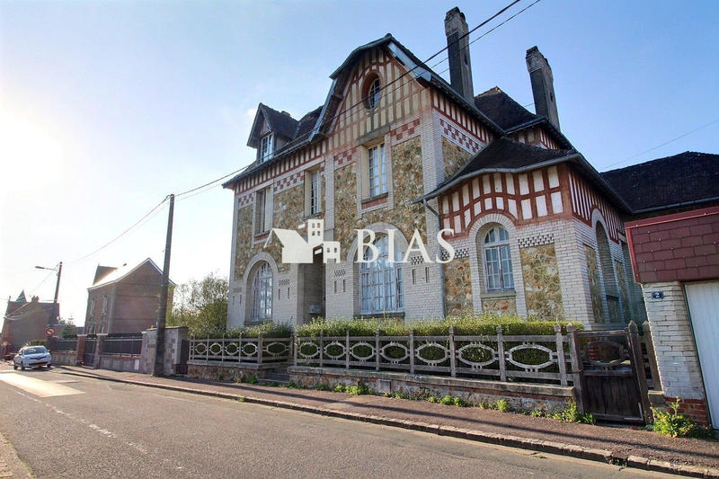 Maison - 256 m² - 12 pièces