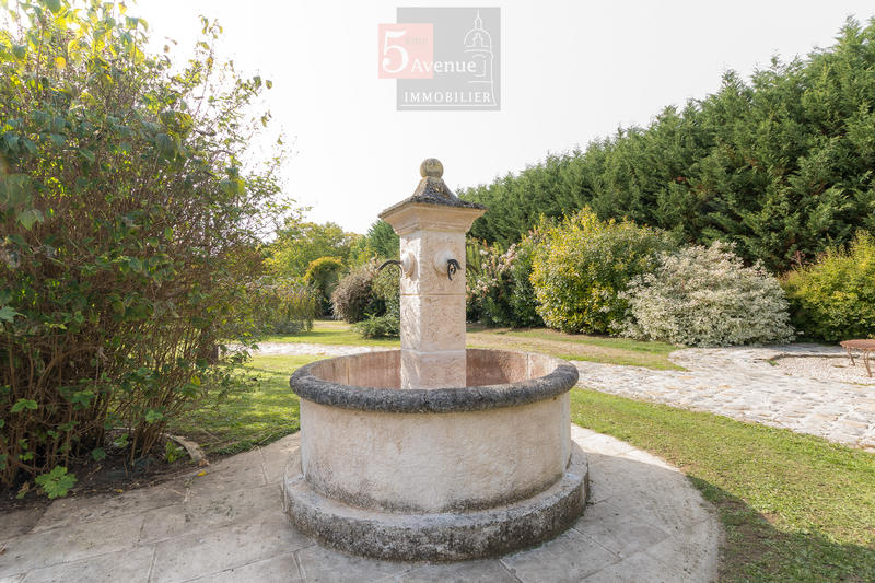 Maison - 335 m² - 12 pièces