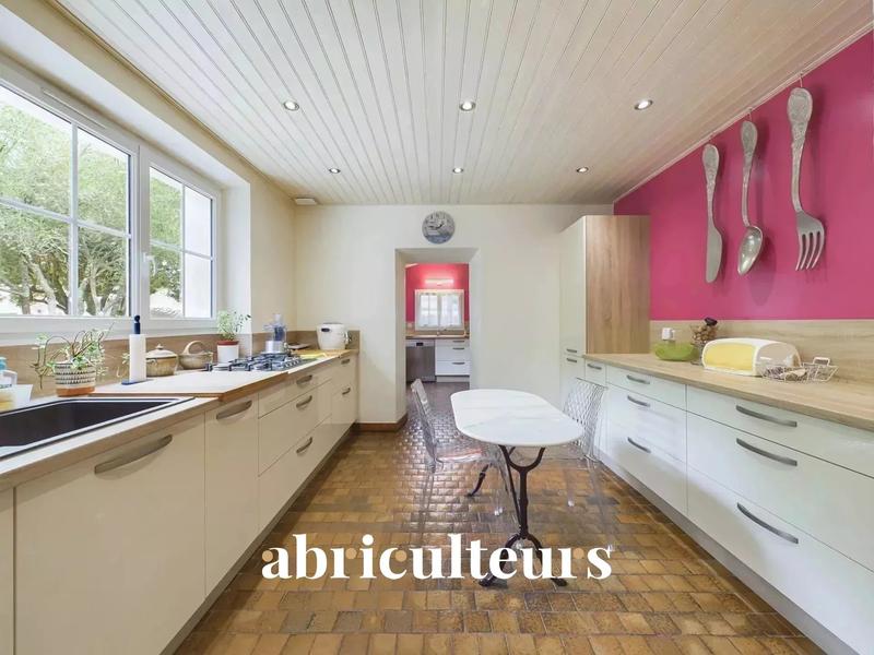 Maison - 235 m² - 8 pièces