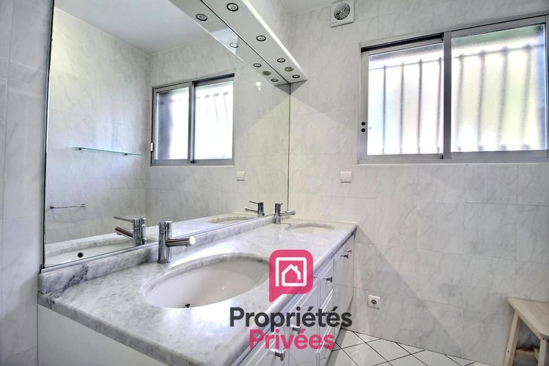 Propriété - 245 m² - 9 pièces