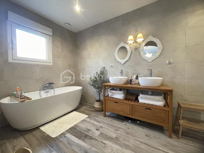 Maison - 222 m² - 7 pièces