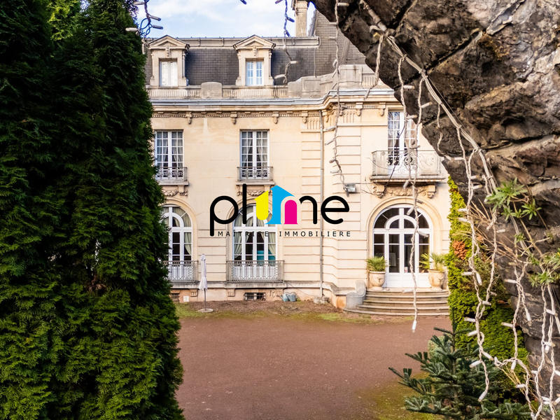 Maison - 973 m² - 17 pièces